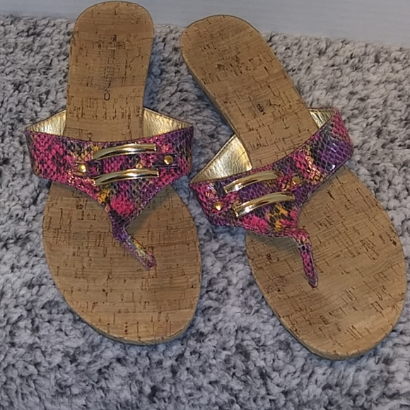 bandolino flip flops